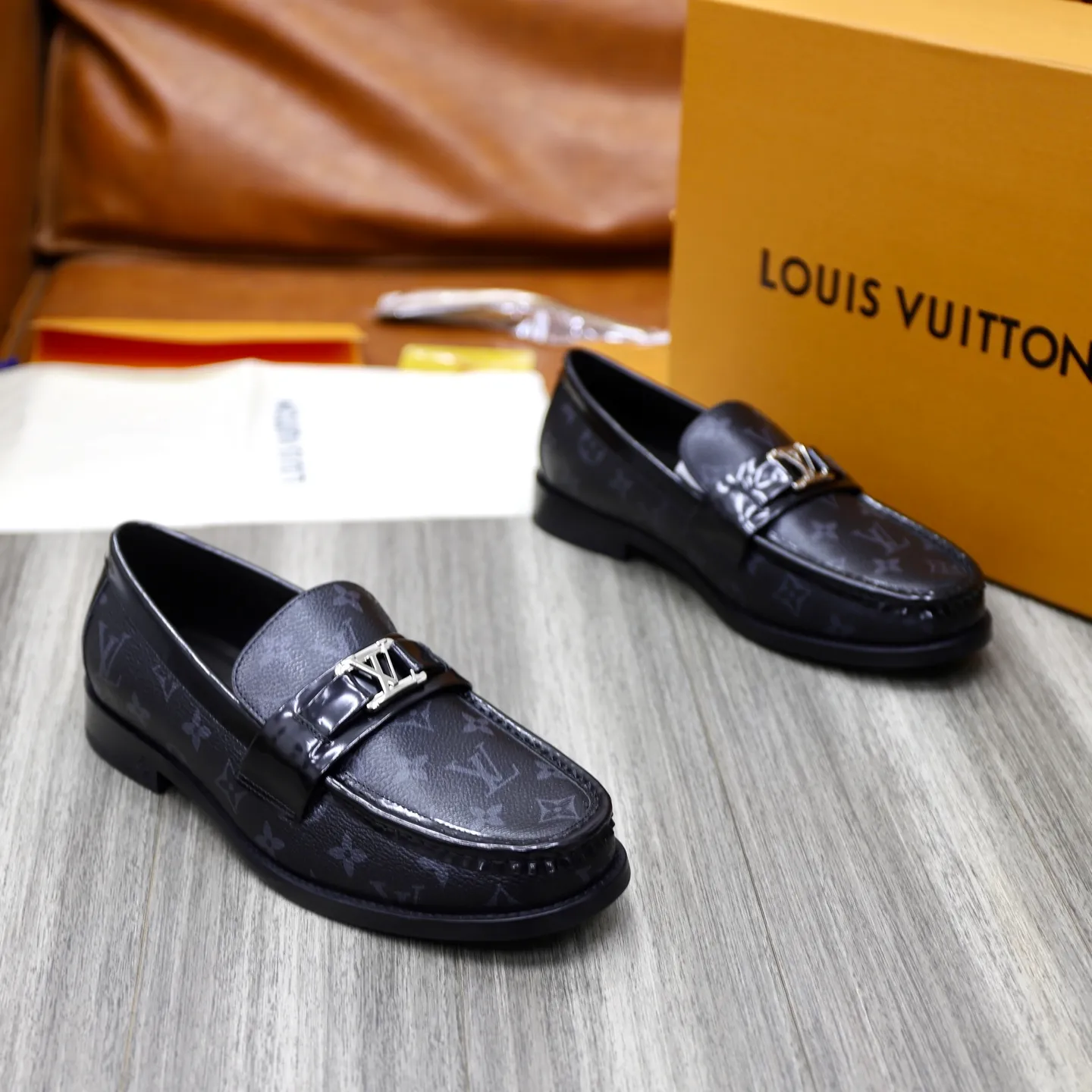 Men's shoes 💰: 💰900LV Louis Vuitton slip-on loafers, top quality products produced in Dongguan, ready for sale! This LV Glove loafer is made of selected soft cowhide, with a slightly wrinkled leather surface and a very high-end texture. Each pair is unique. The leather surface is light and soft, with a fine texture and good luster. It is a classic loafer style, with exquisite handmade mark stitching on the toe, and a square toe configuration to highlight the classic style. The horizontal band has hot-printed LV three-dimensional letters, semi-solid handcrafts and a genuine leather outsole, and a rubber patch on the heel to create wear-resistant performance and comfort. One of the must-have loafers for men! Comes with full original packaging! Code number: 38-39-40-41-42-43-44 (38, 45, 46 customized) standard leather shoe code